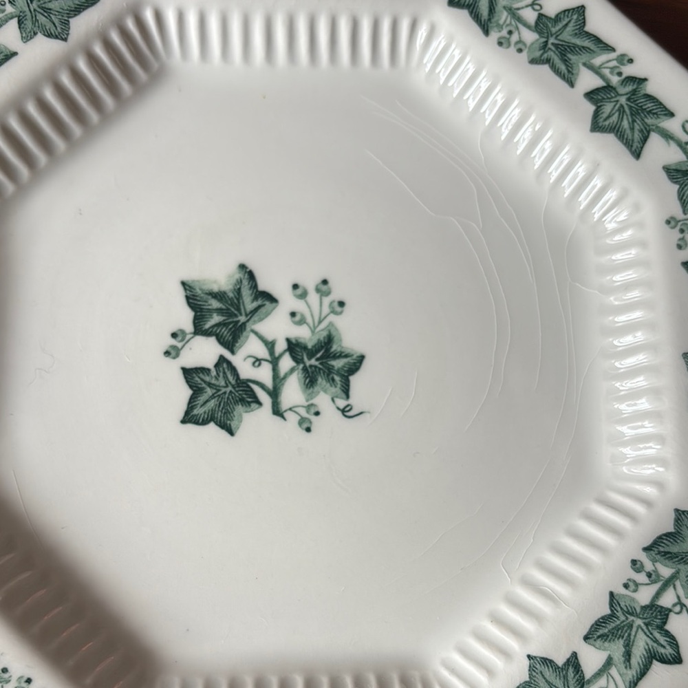 Green Ivy Pattern Plate - Picture 3 of 8